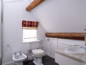 Superior Double bedroom, bathroom with bath and shower, Greyhound Coaching Inn Lutterworth