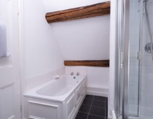 Superior Double bedroom, bathroom with bath and shower, Greyhound Coaching Inn Lutterworth