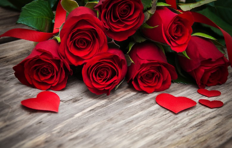 //www.greyhoundinn.co.uk/wp-content/uploads/2018/01/Valentine-roses.jpg