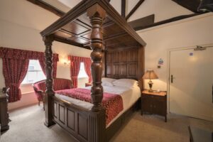 https://www.greyhoundinn.co.uk/wp-content/uploads/2023/08/Greyhound-Inn-Room-3-2023-Web-Bridal-Suite-300x200.jpg